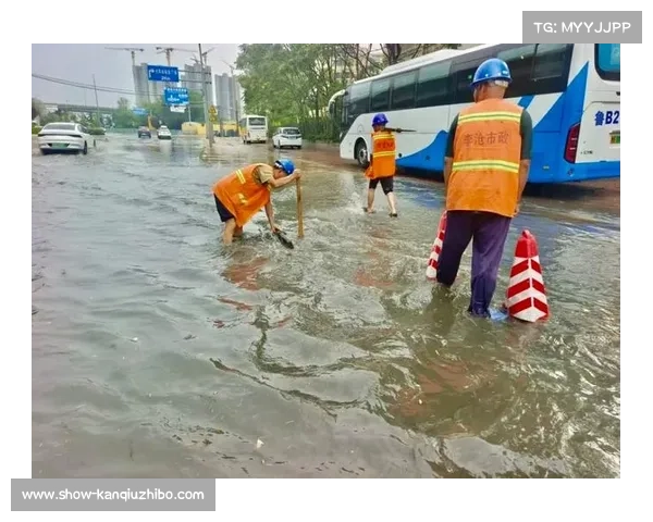 暴雨突袭中国公开赛 赛事中断三小时 屋顶漏水致场地积水 暴雨突袭中国公开赛 赛事中断三小时 屋顶漏水致场地积水